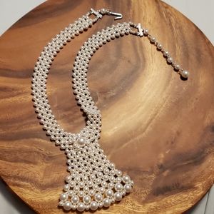 Pearl necklace/choker.